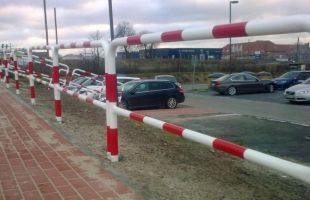 Bariera chodnikowa U-12a z porzeczką | do wkopania, wbetonowania, biało-czerwona